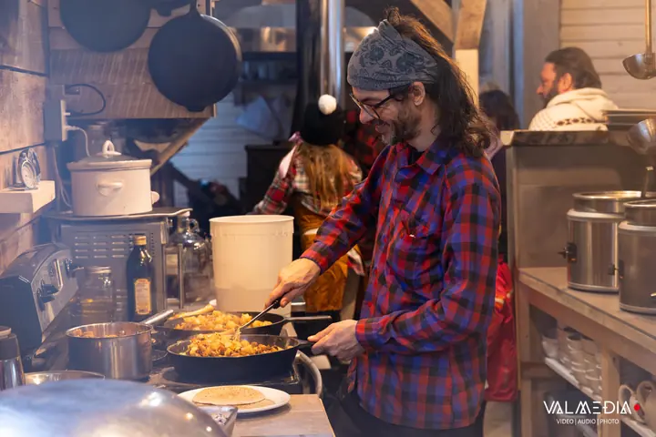 En cuisine, les patates rissolées dans la fonte