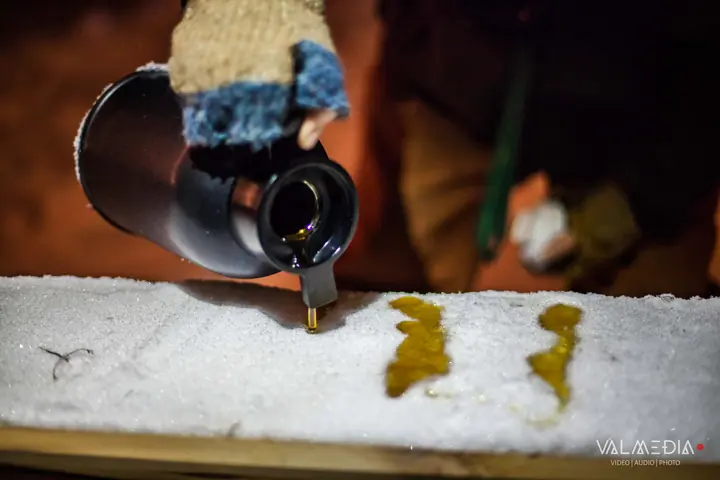 Sirop chaud versé sur la neige pour la tire